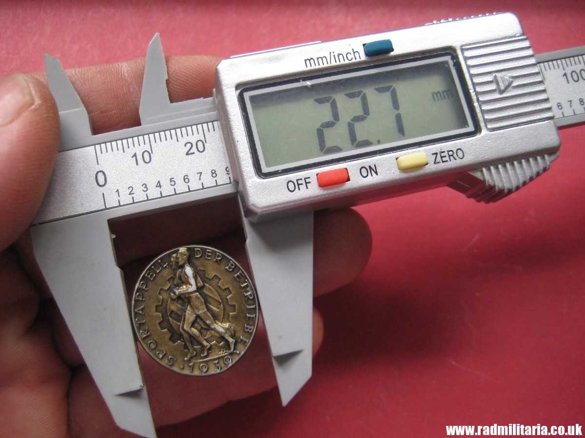 & original German PLASTIC BADGE: Sportappell der Betriebe 1939, maker: RZM M9/25 R. Siepper & Sohne - Image 11