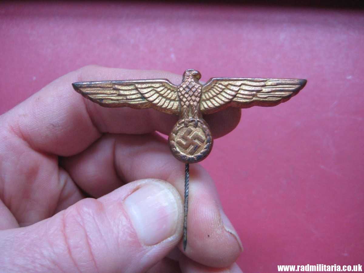 & original German KRIEGSMARINE EAGLE BADGE - gold color CAP BADGE in good condition. - Image 3