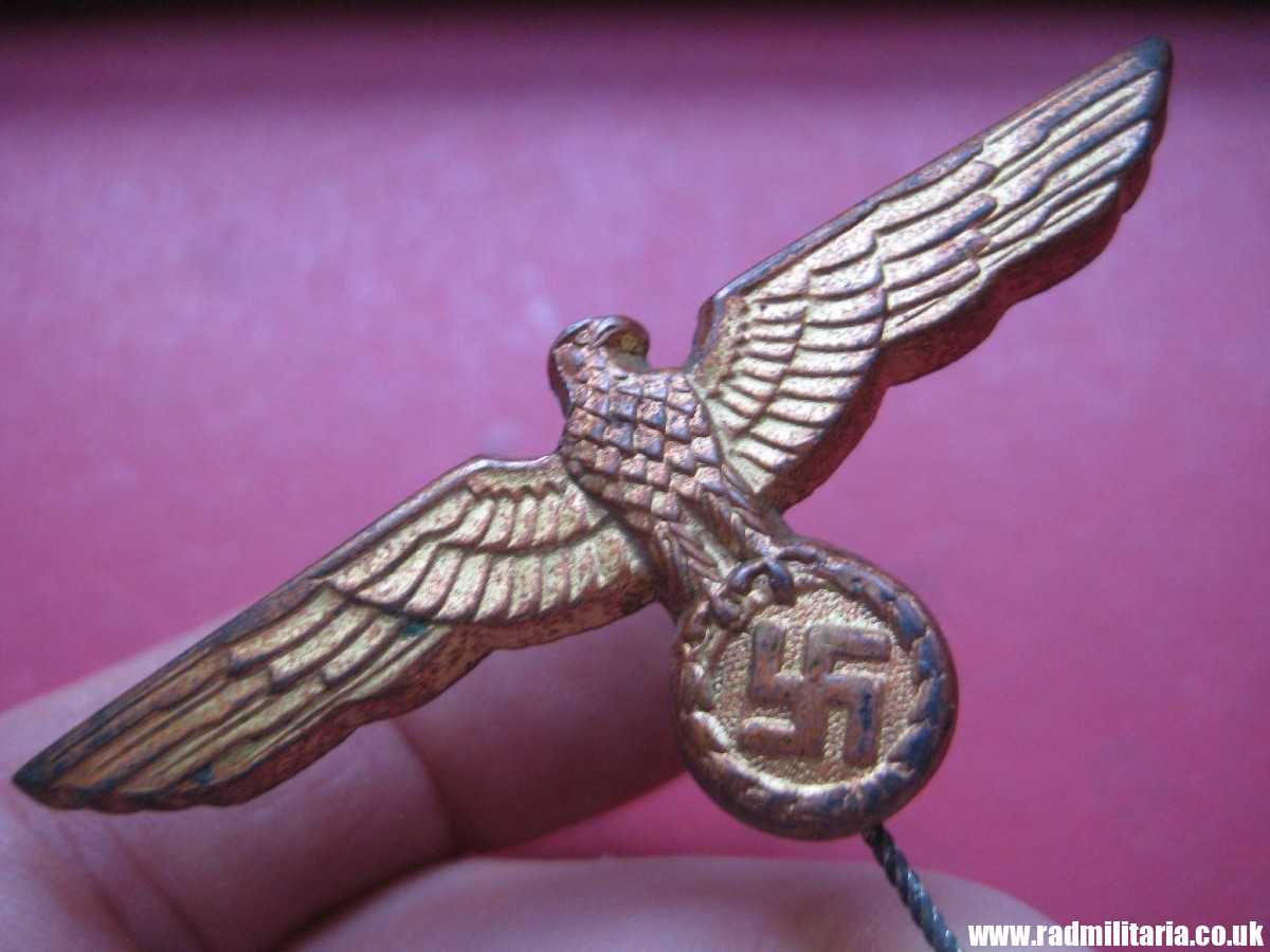 & original German KRIEGSMARINE EAGLE BADGE - gold color CAP BADGE in good condition. - Image 5