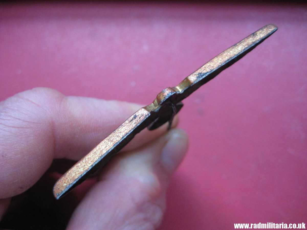 & original German KRIEGSMARINE EAGLE BADGE - gold color CAP BADGE in good condition. - Image 6