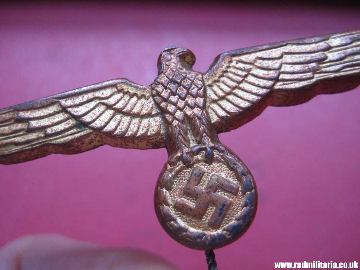 & original German KRIEGSMARINE EAGLE BADGE - gold color CAP BADGE in good condition. - Image 7