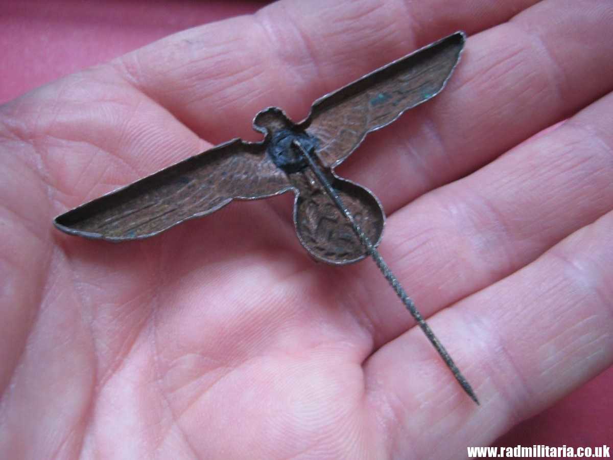 & original German KRIEGSMARINE EAGLE BADGE - gold color CAP BADGE in good condition. - Image 4