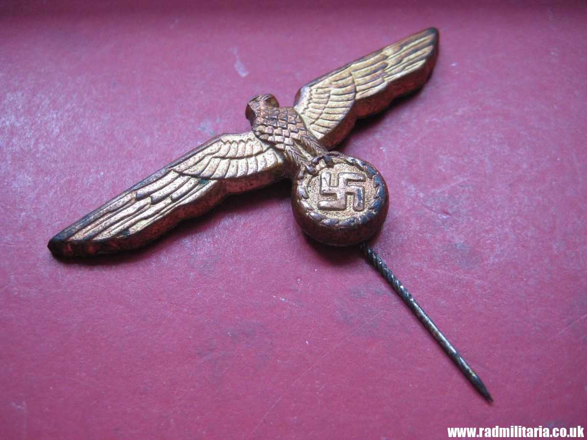 & original German KRIEGSMARINE EAGLE BADGE - gold color CAP BADGE in good condition. - Image 2