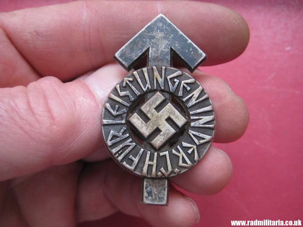 & WW2 German HitlerJugend BADGE - FUR LEISTUNGEN in DER H.J. - maker: RZM M1/101