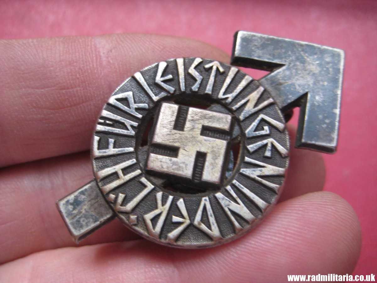 & WW2 German HitlerJugend BADGE - FUR LEISTUNGEN in DER H.J. - maker: RZM M1/101 - Image 5