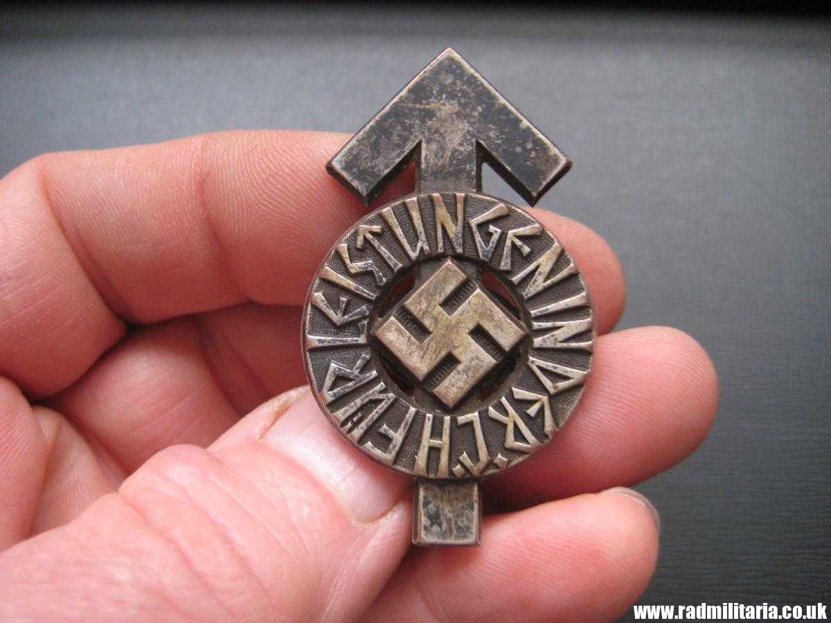 & WW2 German HitlerJugend BADGE - FUR LEISTUNGEN in DER H.J. - maker: RZM M1/101 - Image 2