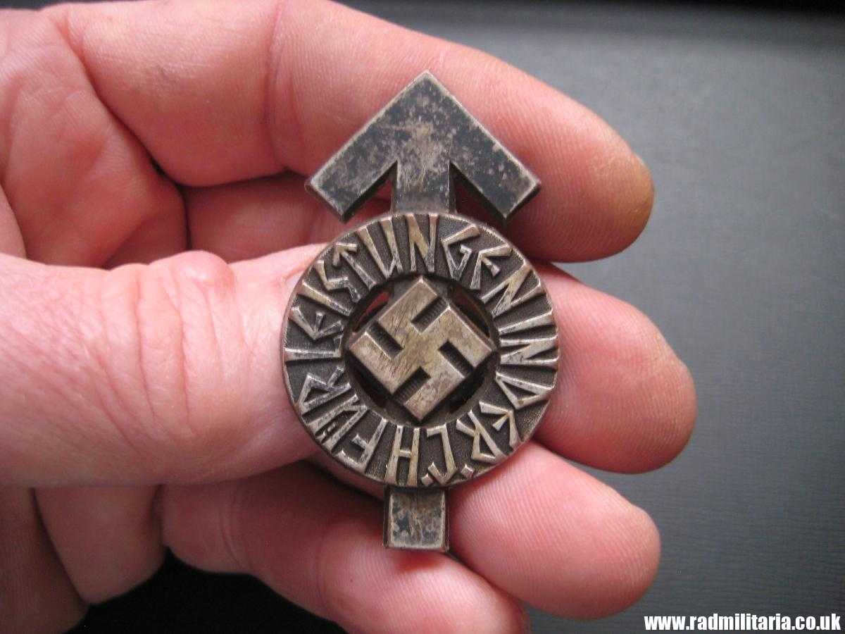 & WW2 German HitlerJugend BADGE - FUR LEISTUNGEN in DER H.J. - maker: RZM M1/101 - Image 18