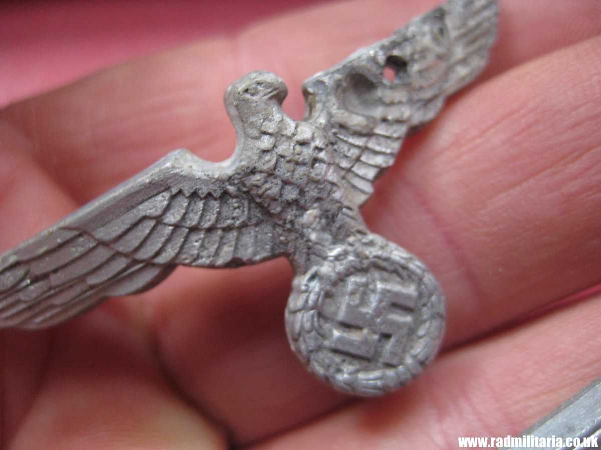 & WW2 genuine German EAGLE CAP BADGES in poor condition - SET of 2 - metal detecting find. - Image 7