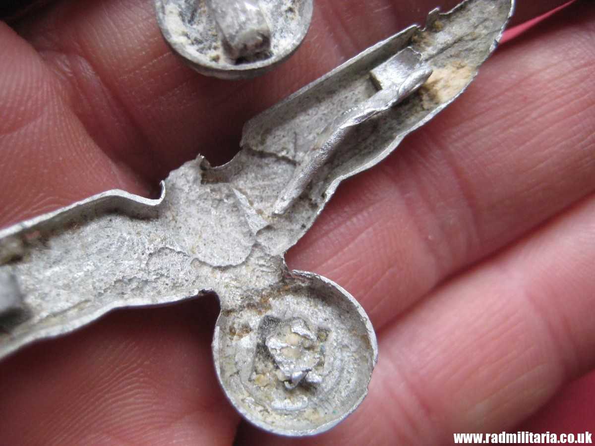 & WW2 genuine German EAGLE CAP BADGES in poor condition - SET of 2 - metal detecting find. - Image 10
