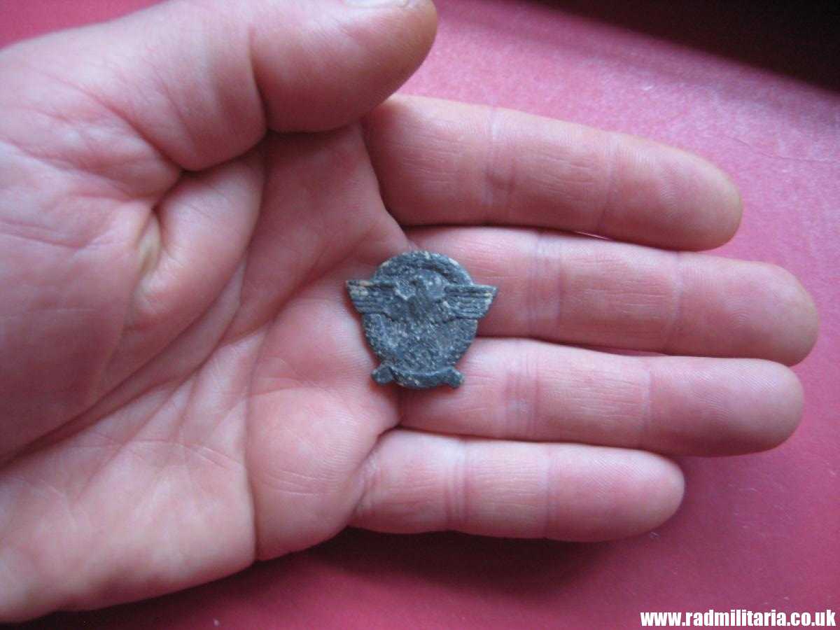 & WW2 small nazi GERMAN Police Eagle BADGE with date 1942 - metal detecting find. - Image 4
