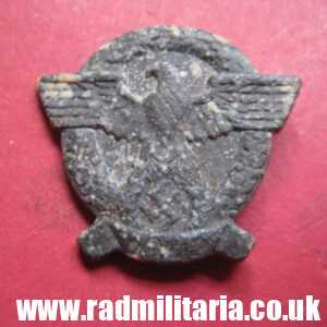 & WW2 small nazi GERMAN Police Eagle BADGE with date 1942 - metal detecting find.