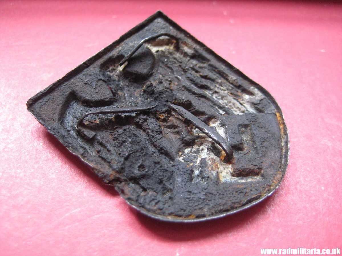 & original Africa Corps AFRIKAKORPS METAL BADGE with Eagle made of steel (magnetic) - metal detecting. - Image 5