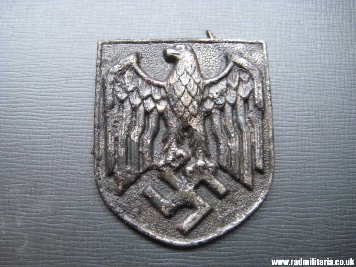 & original Africa Corps AFRIKAKORPS METAL BADGE with Eagle made of STEEL (magnetic) - metal detecting find. - Image 2