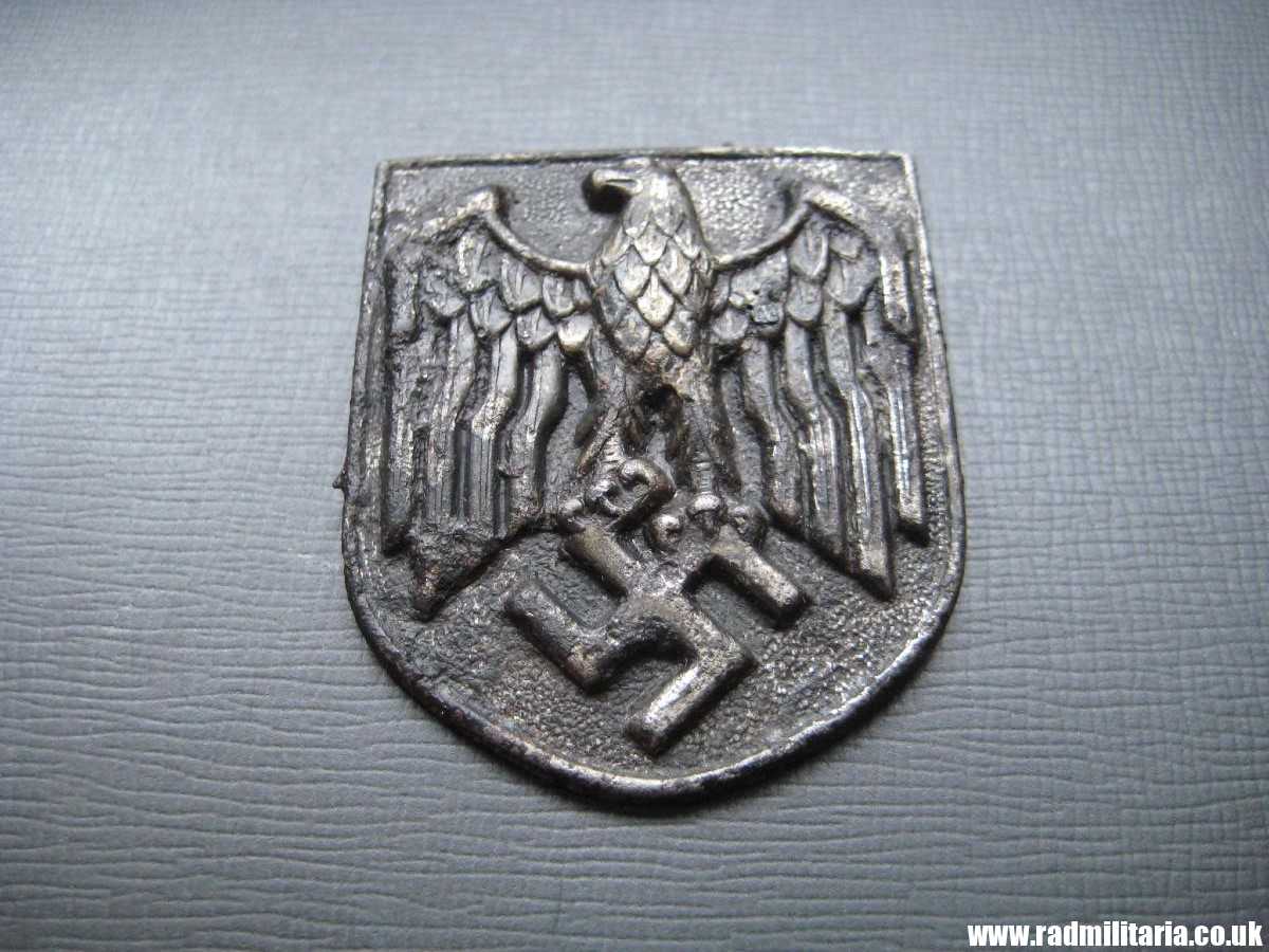 & original Africa Corps AFRIKAKORPS METAL BADGE with Eagle made of STEEL (magnetic) - metal detecting find. - Image 6