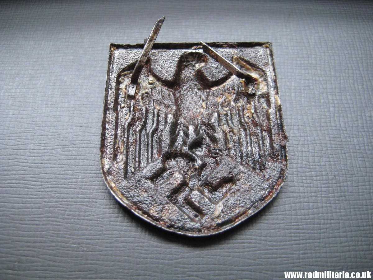 & original Africa Corps AFRIKAKORPS METAL BADGE with Eagle made of STEEL (magnetic) - metal detecting find. - Image 7