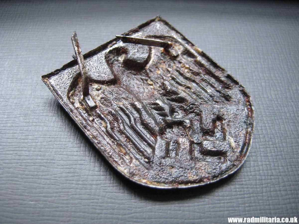 & original Africa Corps AFRIKAKORPS METAL BADGE with Eagle made of STEEL (magnetic) - metal detecting find. - Image 8