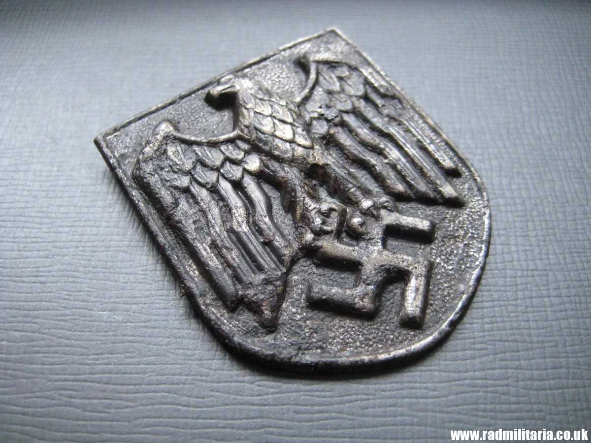 & original Africa Corps AFRIKAKORPS METAL BADGE with Eagle made of STEEL (magnetic) - metal detecting find. - Image 9