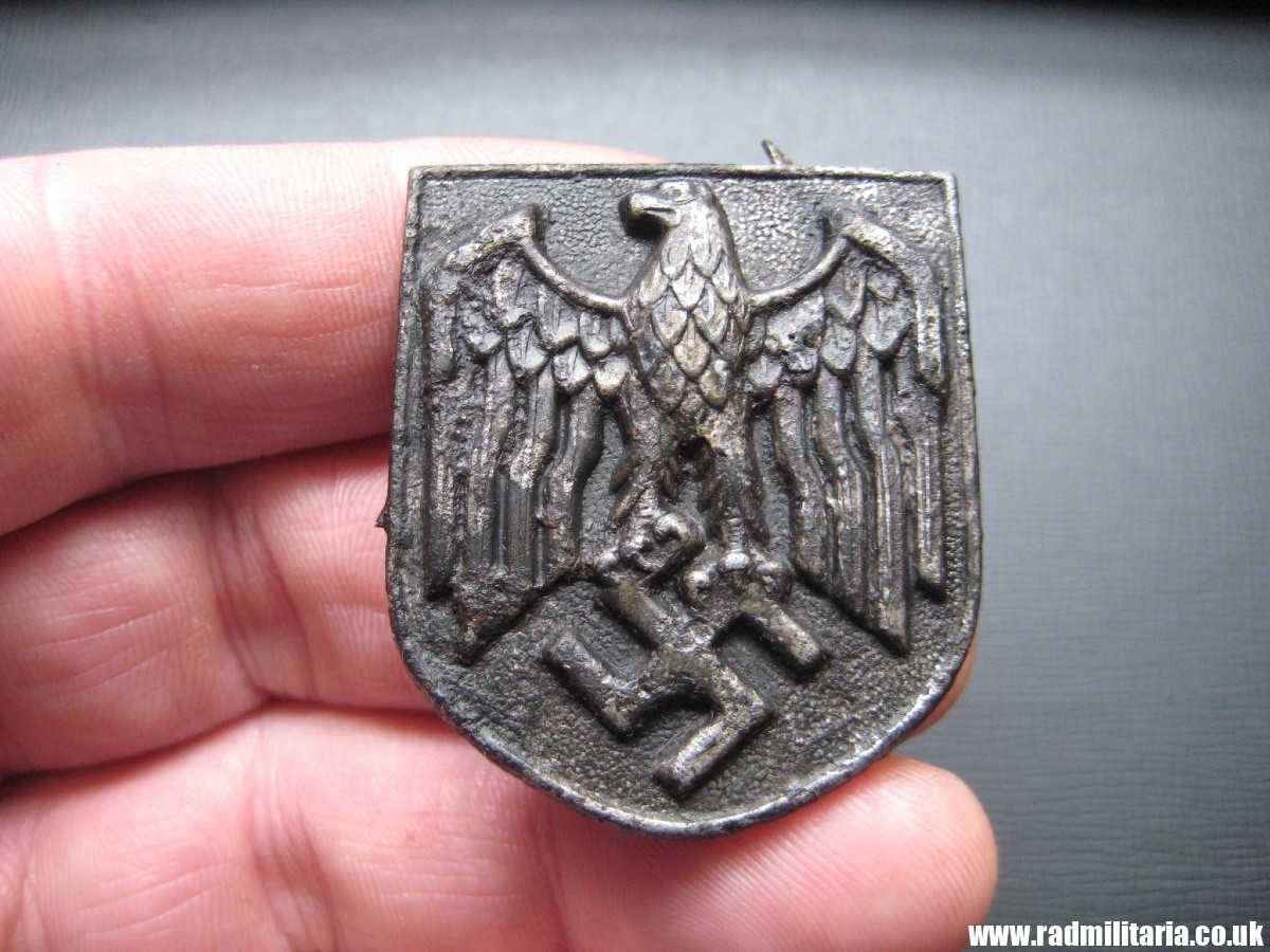 & original Africa Corps AFRIKAKORPS METAL BADGE with Eagle made of STEEL (magnetic) - metal detecting find.