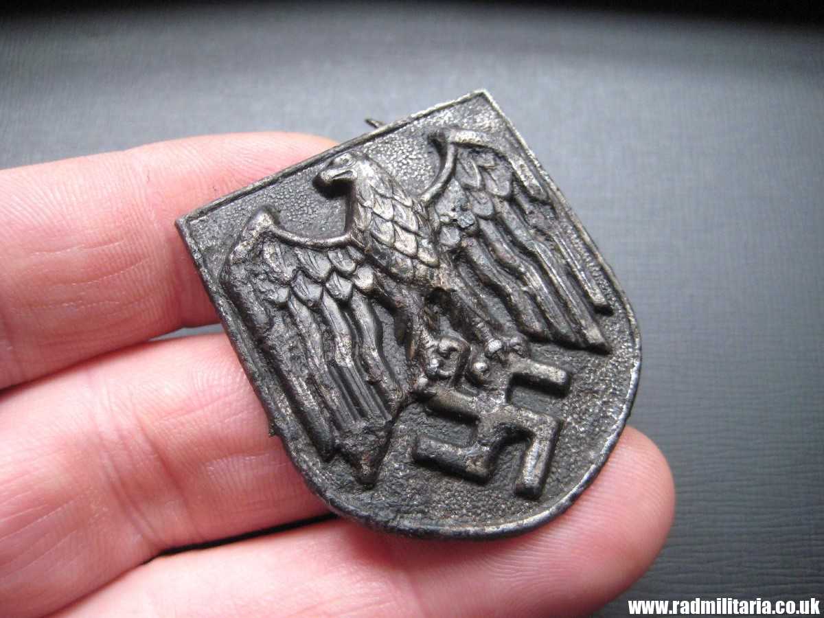 & original Africa Corps AFRIKAKORPS METAL BADGE with Eagle made of STEEL (magnetic) - metal detecting find. - Image 4