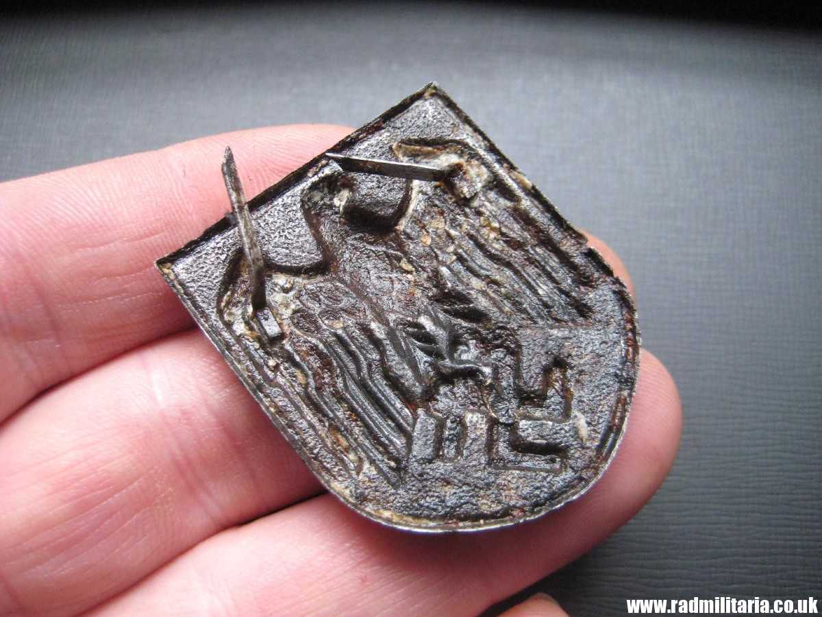 & original Africa Corps AFRIKAKORPS METAL BADGE with Eagle made of STEEL (magnetic) - metal detecting find. - Image 5