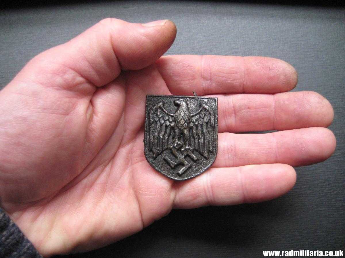 & original Africa Corps AFRIKAKORPS METAL BADGE with Eagle made of STEEL (magnetic) - metal detecting find. - Image 11