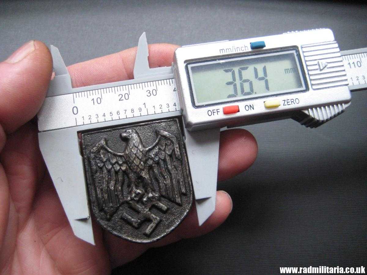 & original Africa Corps AFRIKAKORPS METAL BADGE with Eagle made of STEEL (magnetic) - metal detecting find. - Image 12