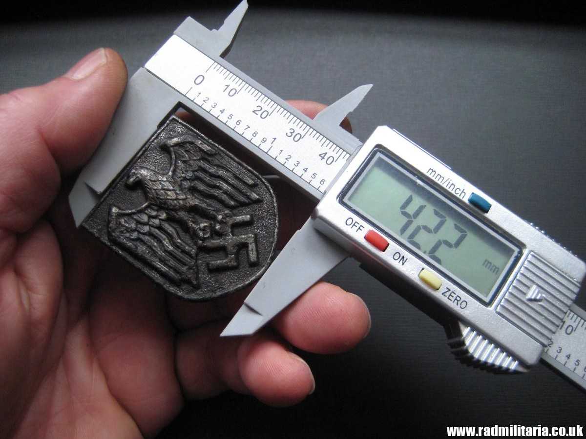 & original Africa Corps AFRIKAKORPS METAL BADGE with Eagle made of STEEL (magnetic) - metal detecting find. - Image 13