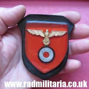 & original German KRIEGSMARINE EAGLE Cap BADGE with Cockade - War souvenir.