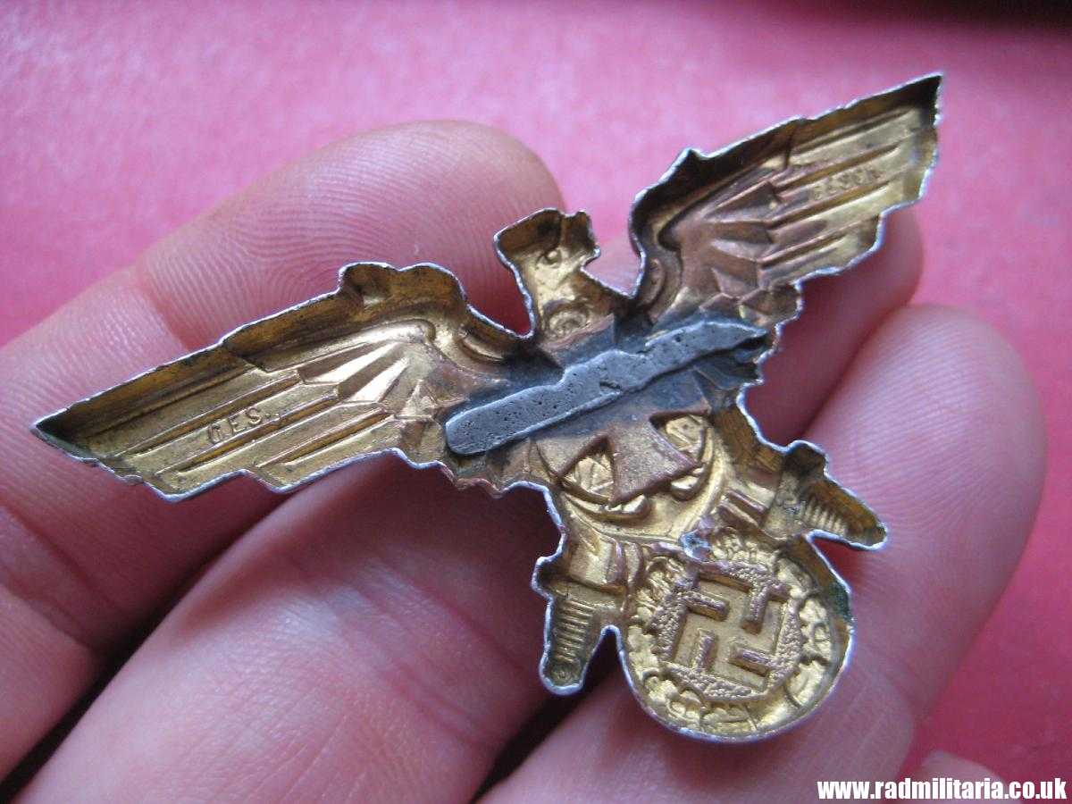 & original German KRIEGSMARINE EAGLE BADGE - gilded BADGE marked: GES. GESCH. - Image 5