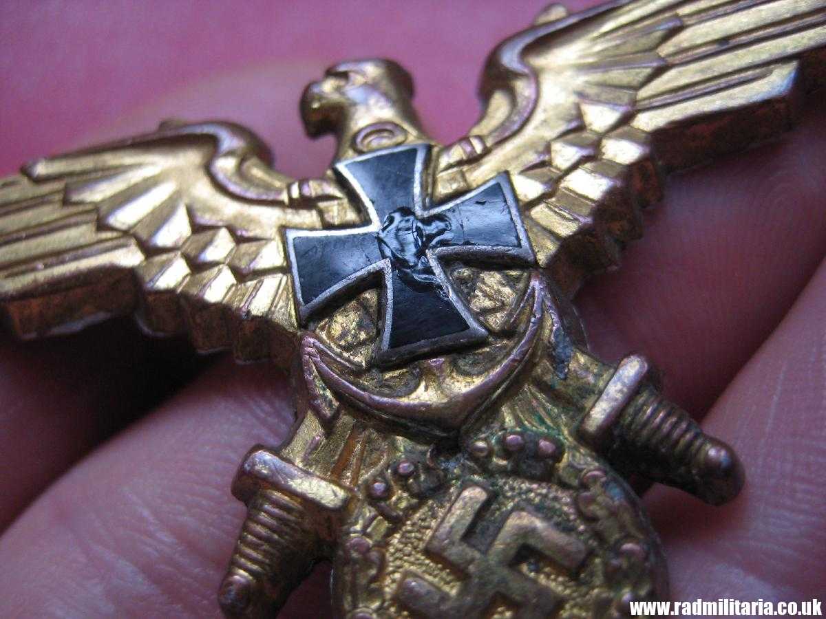 & original German KRIEGSMARINE EAGLE BADGE - gilded BADGE marked: GES. GESCH. - Image 8
