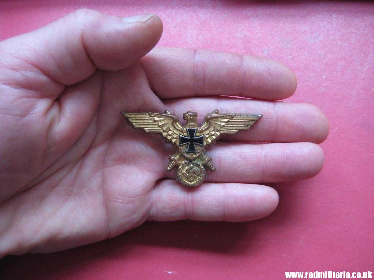 & original German KRIEGSMARINE EAGLE BADGE - gilded BADGE marked: GES. GESCH. - Image 4