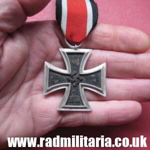& original WW2 German IRON CROSS 2nd class in good condition - 100% Genuine !!