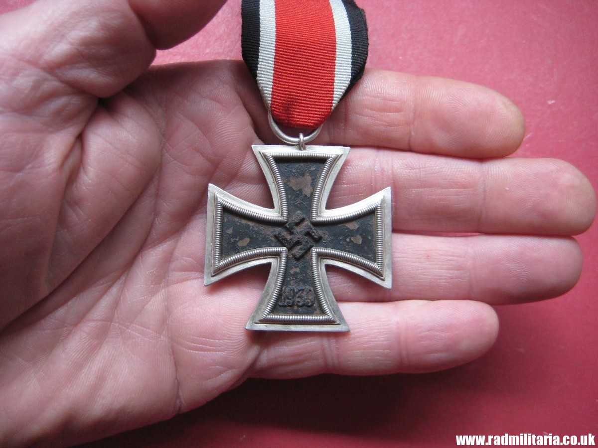 & original WW2 German IRON CROSS 2nd class in good condition - 100% Genuine !!