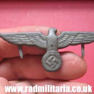 & WW2 original German Wehrmacht EAGLE CAP BADGE in very good used condition - zinc, LATE WAR production.