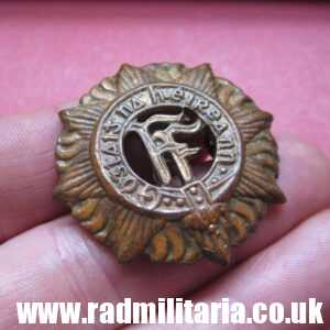 & genuine IRISH Defence Forces CAP BADGE in good used condition.