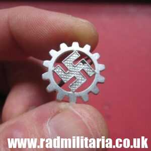 & original DAF BADGE - DEUTSCHE ARBEITSFRONT, maker: RZM M1/14 good condition.