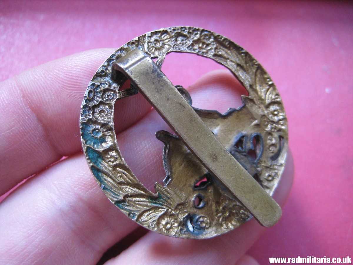 & WW1 original British CAP BADGE - South Wales Borderers. - Image 7