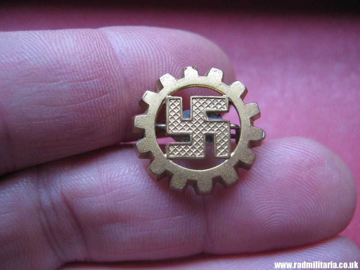 & original DAF BADGE - DEUTSCHE ARBEITSFRONT - gilded badge, RZM M1/35 - Image 5