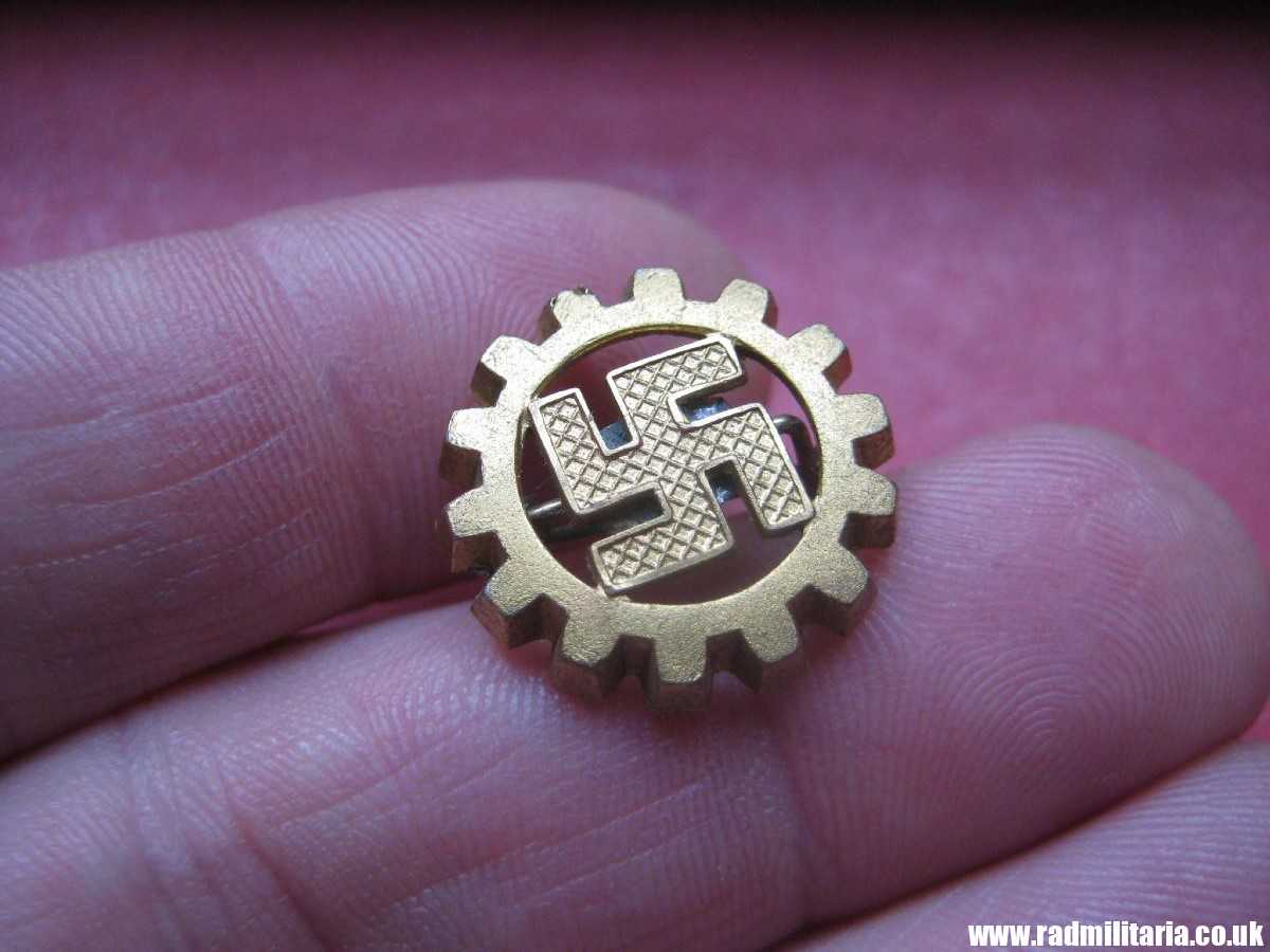 & original DAF BADGE - DEUTSCHE ARBEITSFRONT - gilded badge, RZM M1/35