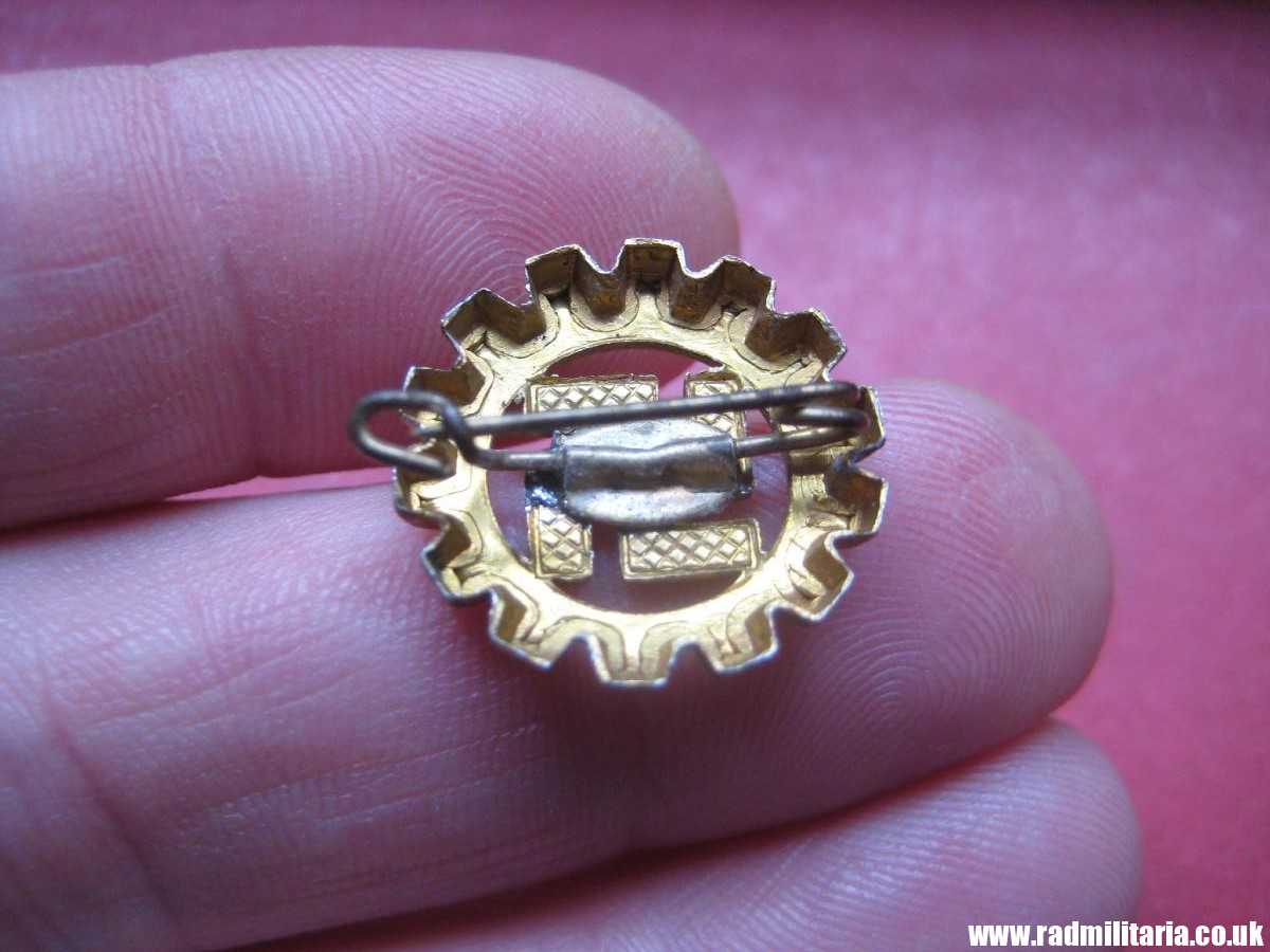 & original DAF BADGE - DEUTSCHE ARBEITSFRONT - gilded badge, RZM M1/35 - Image 7