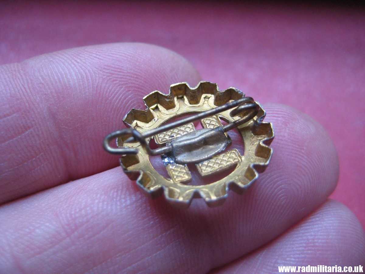 & original DAF BADGE - DEUTSCHE ARBEITSFRONT - gilded badge, RZM M1/35 - Image 8