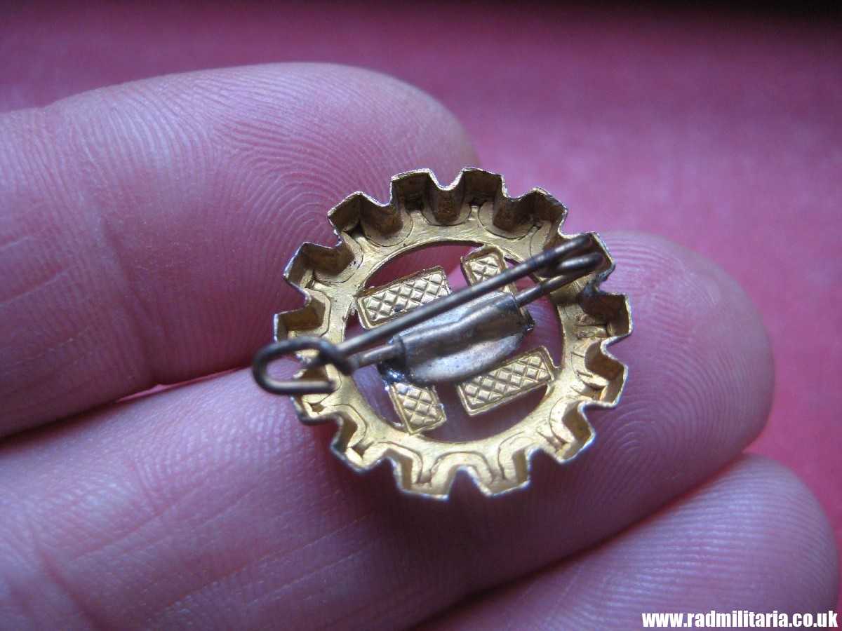 & original DAF BADGE - DEUTSCHE ARBEITSFRONT - gilded badge, RZM M1/35 - Image 3