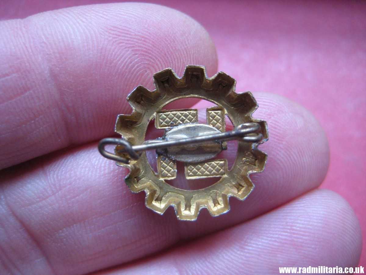 & original DAF BADGE - DEUTSCHE ARBEITSFRONT - gilded badge, RZM M1/35 - Image 9