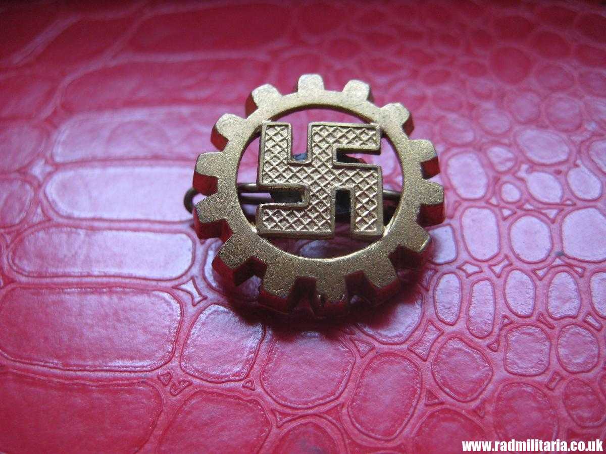 & original DAF BADGE - DEUTSCHE ARBEITSFRONT - gilded badge, RZM M1/35 - Image 2