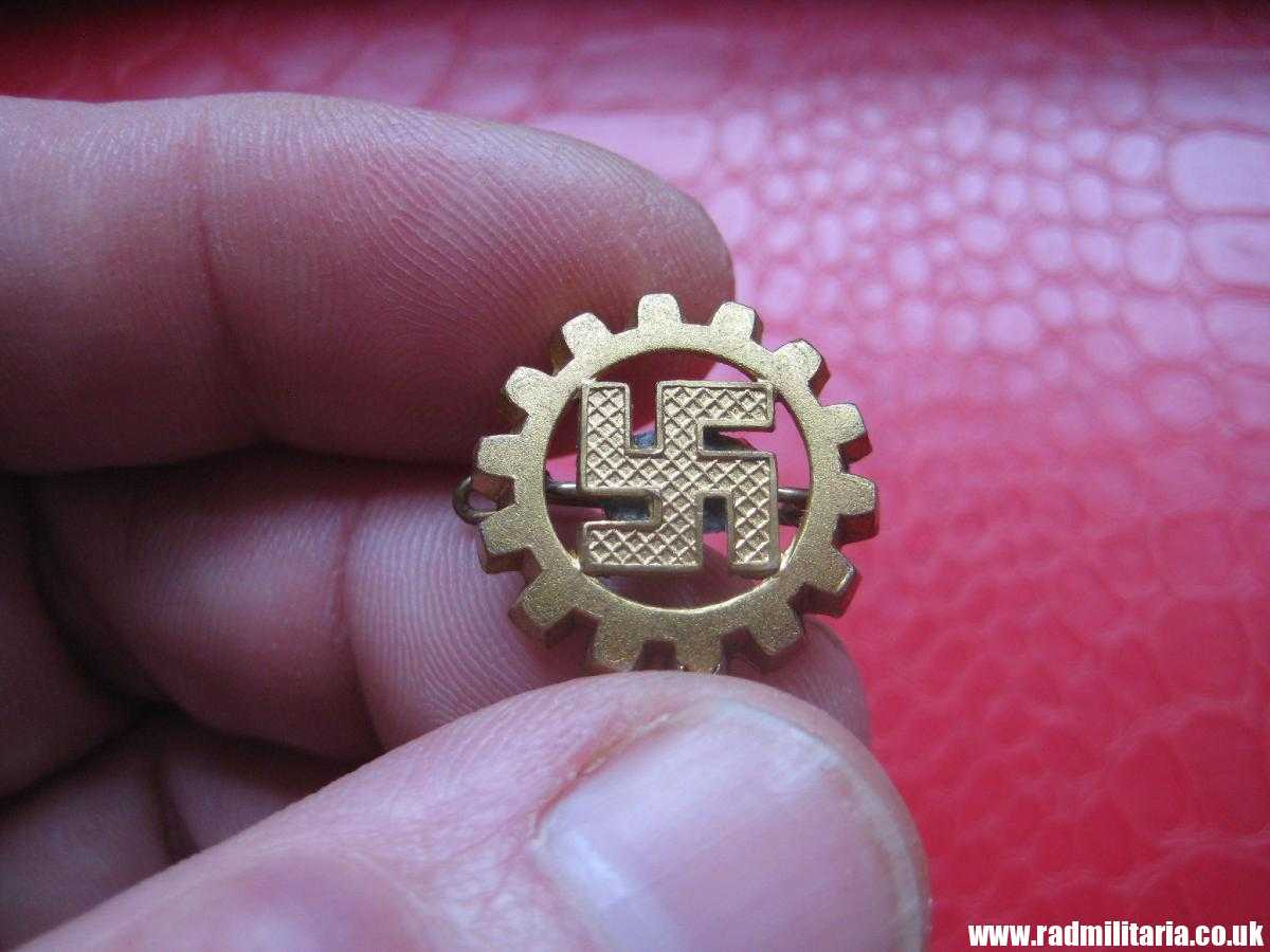 & original DAF BADGE - DEUTSCHE ARBEITSFRONT - gilded badge, RZM M1/35 - Image 15