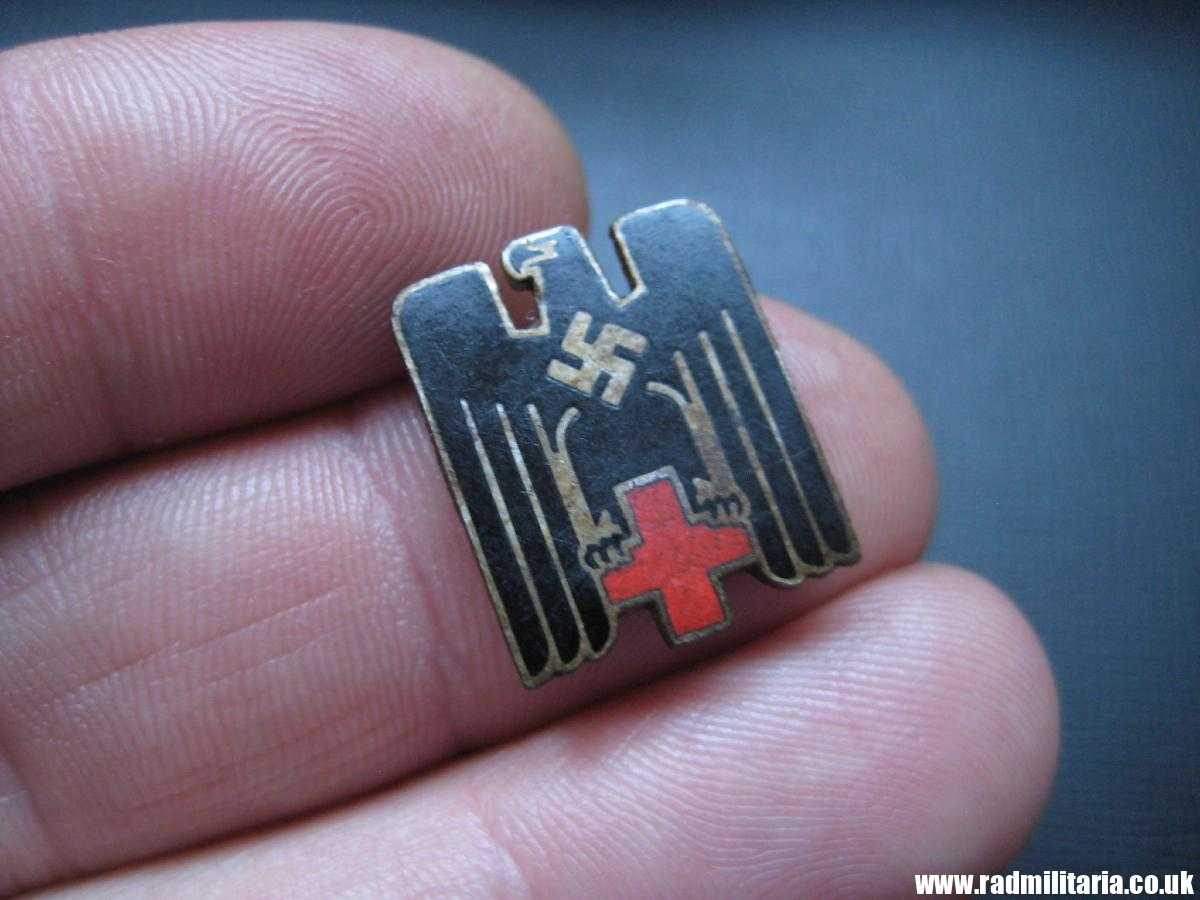 & WW2 German Red Cross (DRK) Deutsche Rotes Kreuz ENAMEL BADGE - metal detecting find. - Image 2