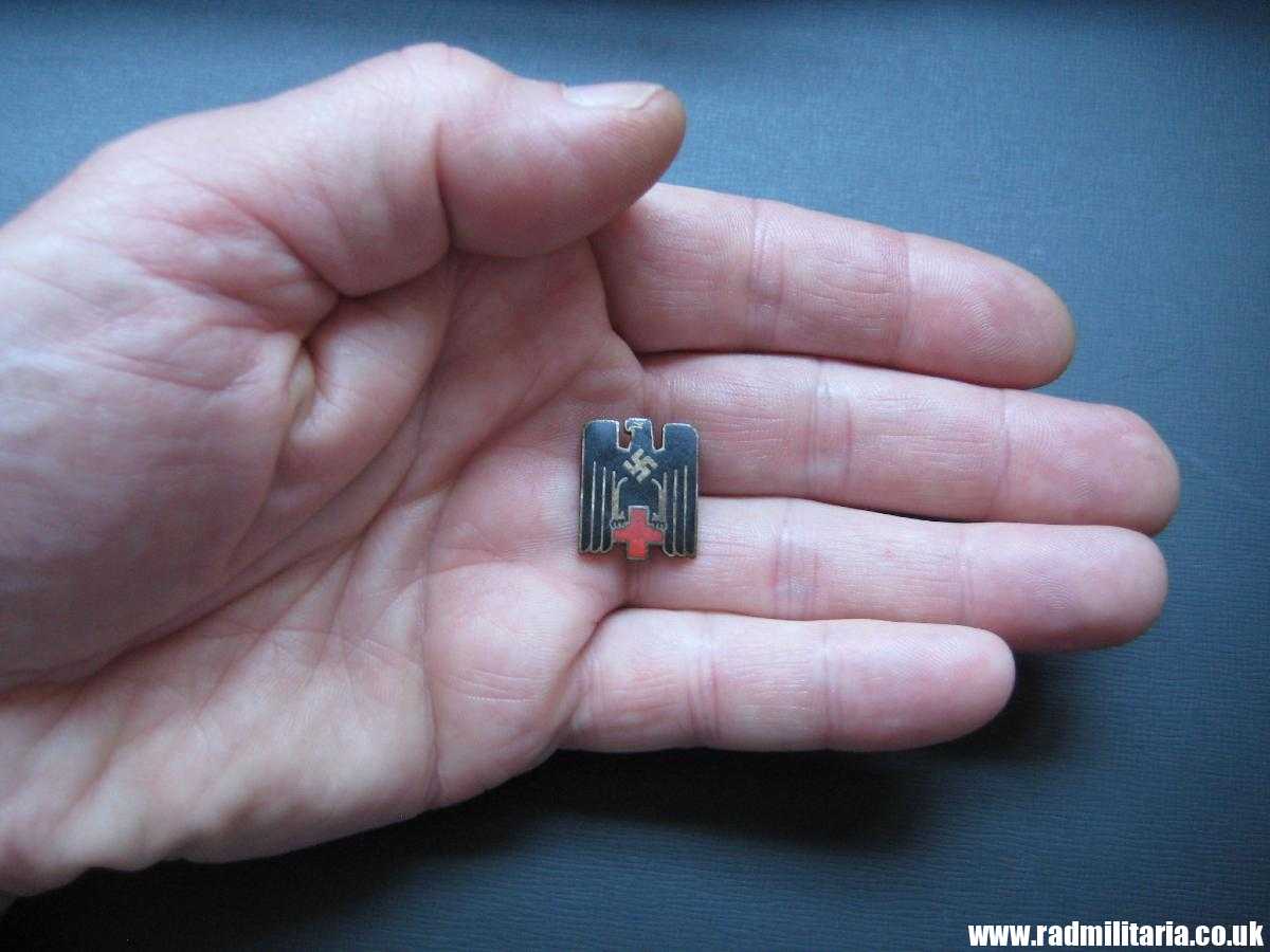 & WW2 German Red Cross (DRK) Deutsche Rotes Kreuz ENAMEL BADGE - metal detecting find. - Image 6