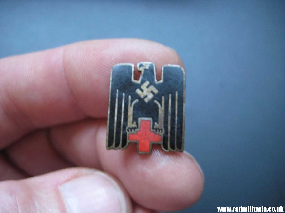 & WW2 German Red Cross (DRK) Deutsche Rotes Kreuz ENAMEL BADGE - metal detecting find.