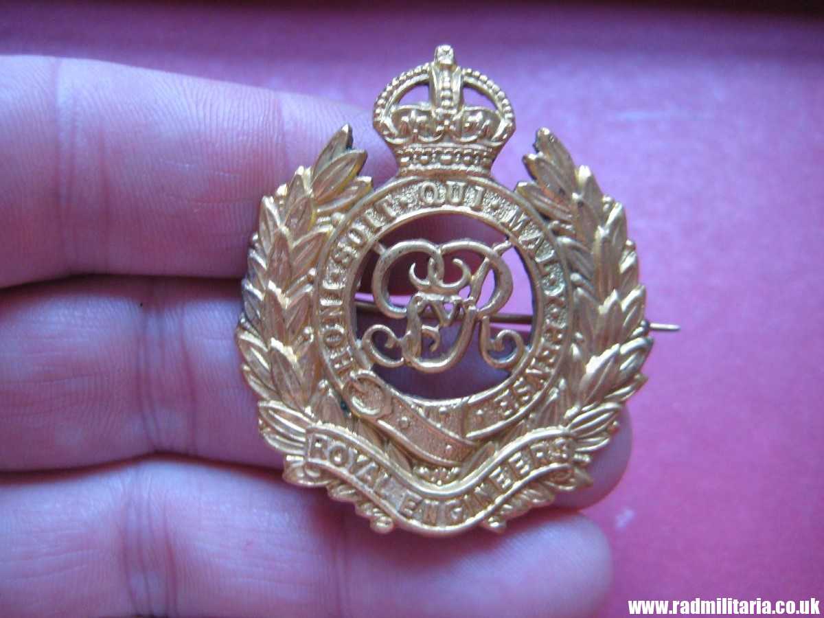 & WW2 British gilded CAP BADGE - BROCHE: Royal Engineers Corps, officer's cap badge - genuine! - Image 3