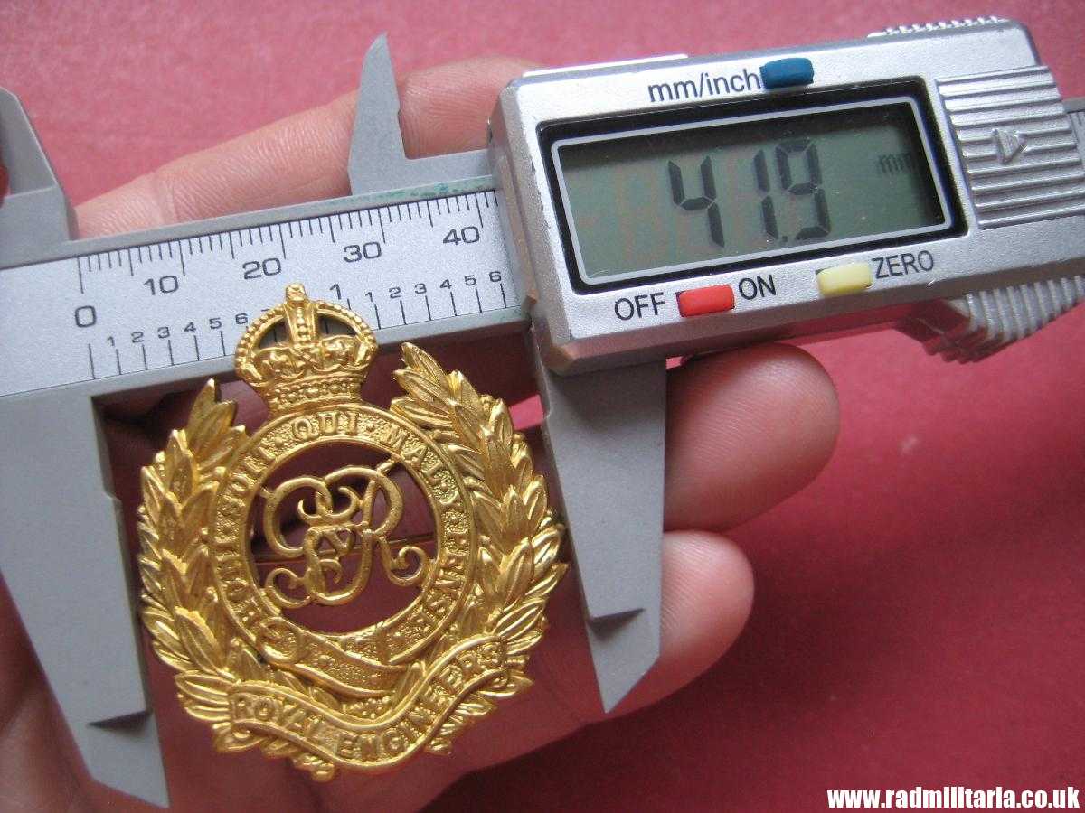 & WW2 British gilded CAP BADGE - BROCHE: Royal Engineers Corps, officer's cap badge - genuine!